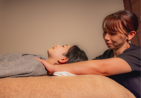 女性施術者による施術