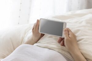 寝転がりながらのスマホ操作