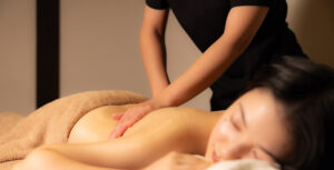 マッサージを受けるシーン